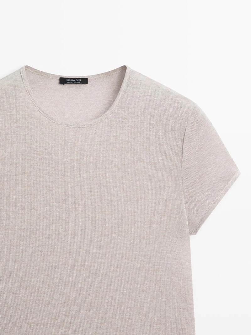 Футболка с коротким рукавом и блестящими деталями