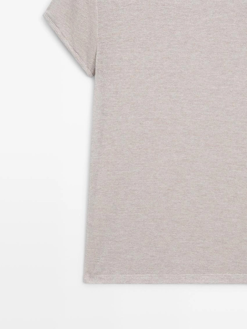 Футболка с коротким рукавом и блестящими деталями