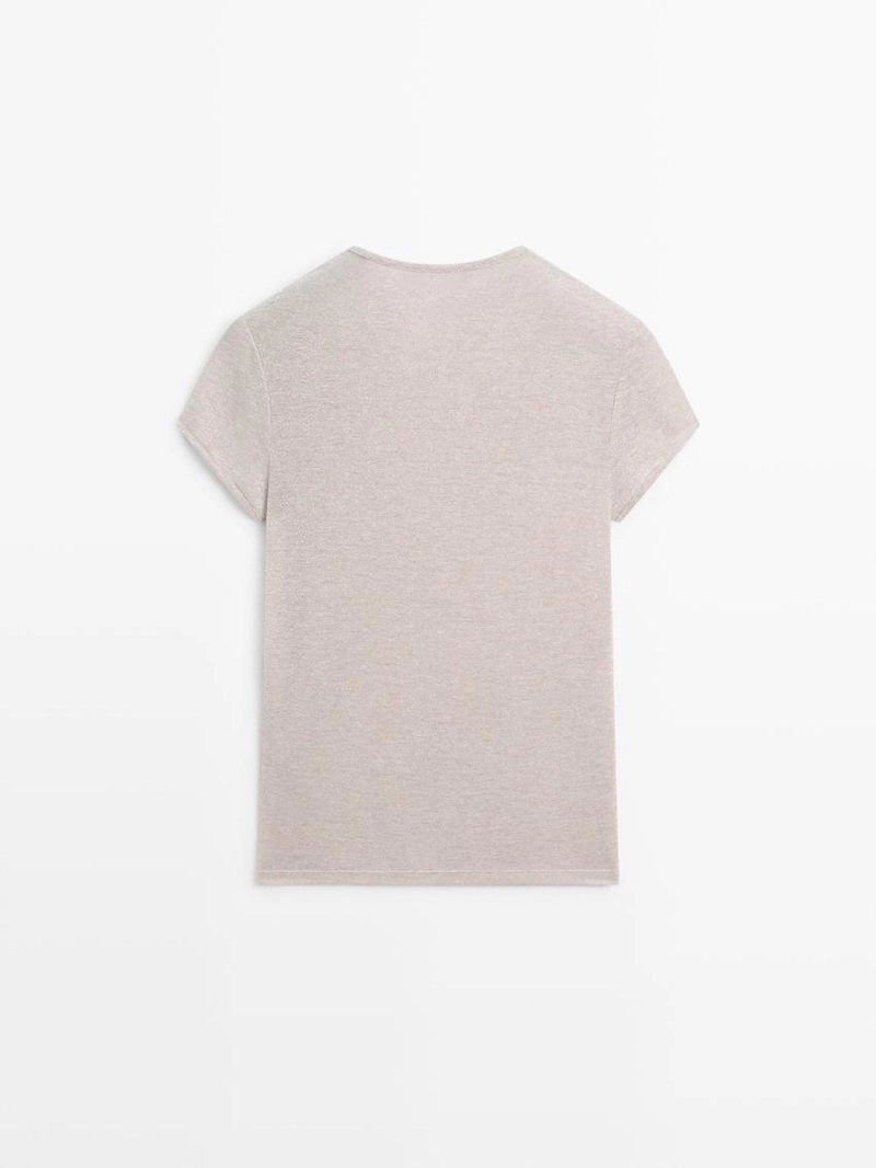 Футболка с коротким рукавом и блестящими деталями