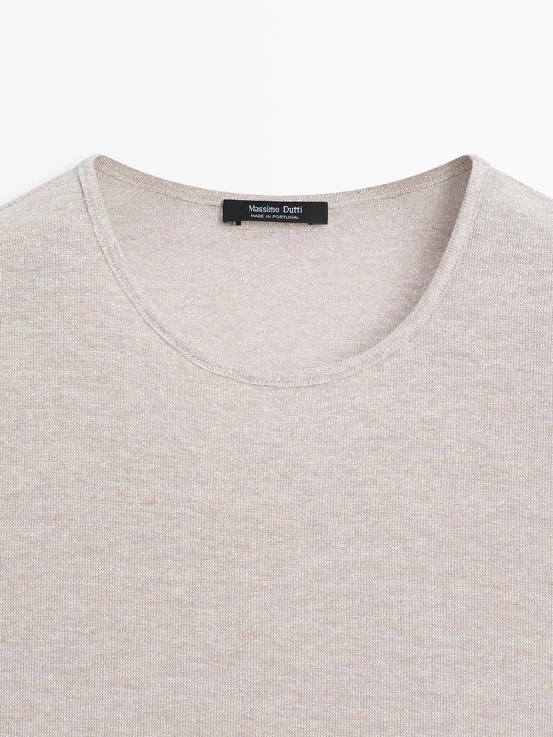 Футболка с коротким рукавом и блестящими деталями