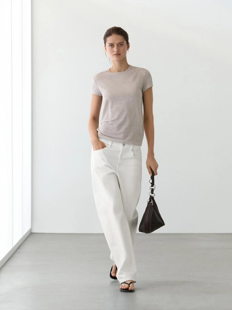 Футболка с коротким рукавом и блестящими деталями