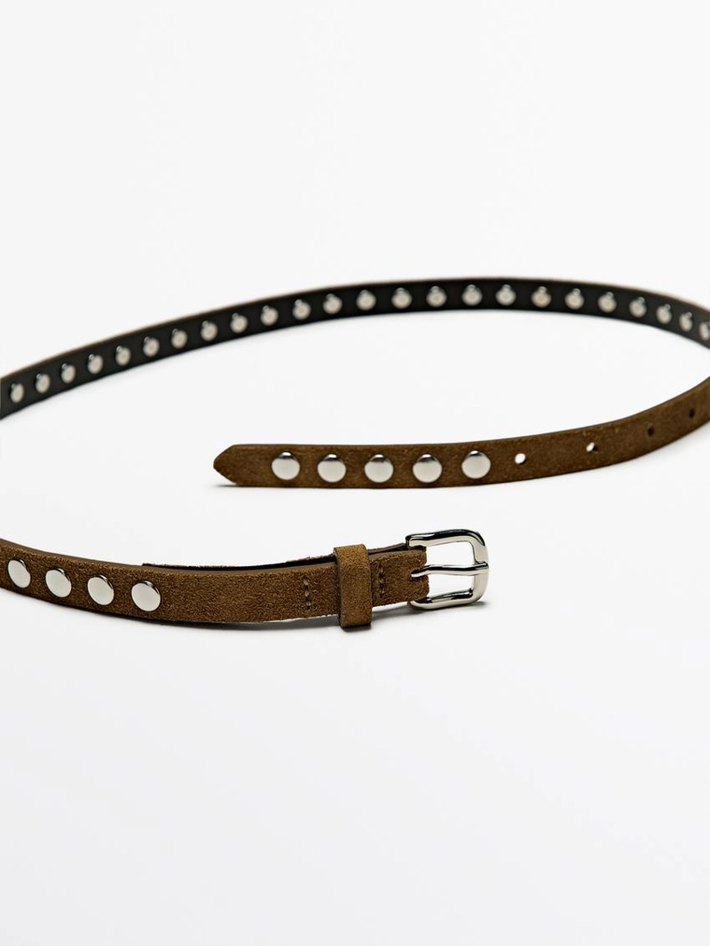 Тонкий кожаный ремень с заклепками