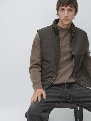 Пуховик безрукавка из водоотталкивающей ткани- Заказать в России