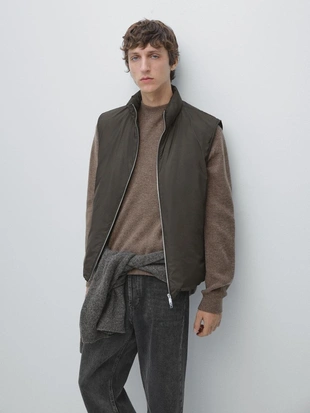 Пуховик безрукавка из водоотталкивающей ткани- Заказать в России