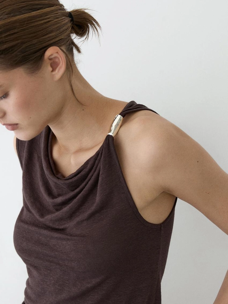 Топ с капюшоном и деталями из страз