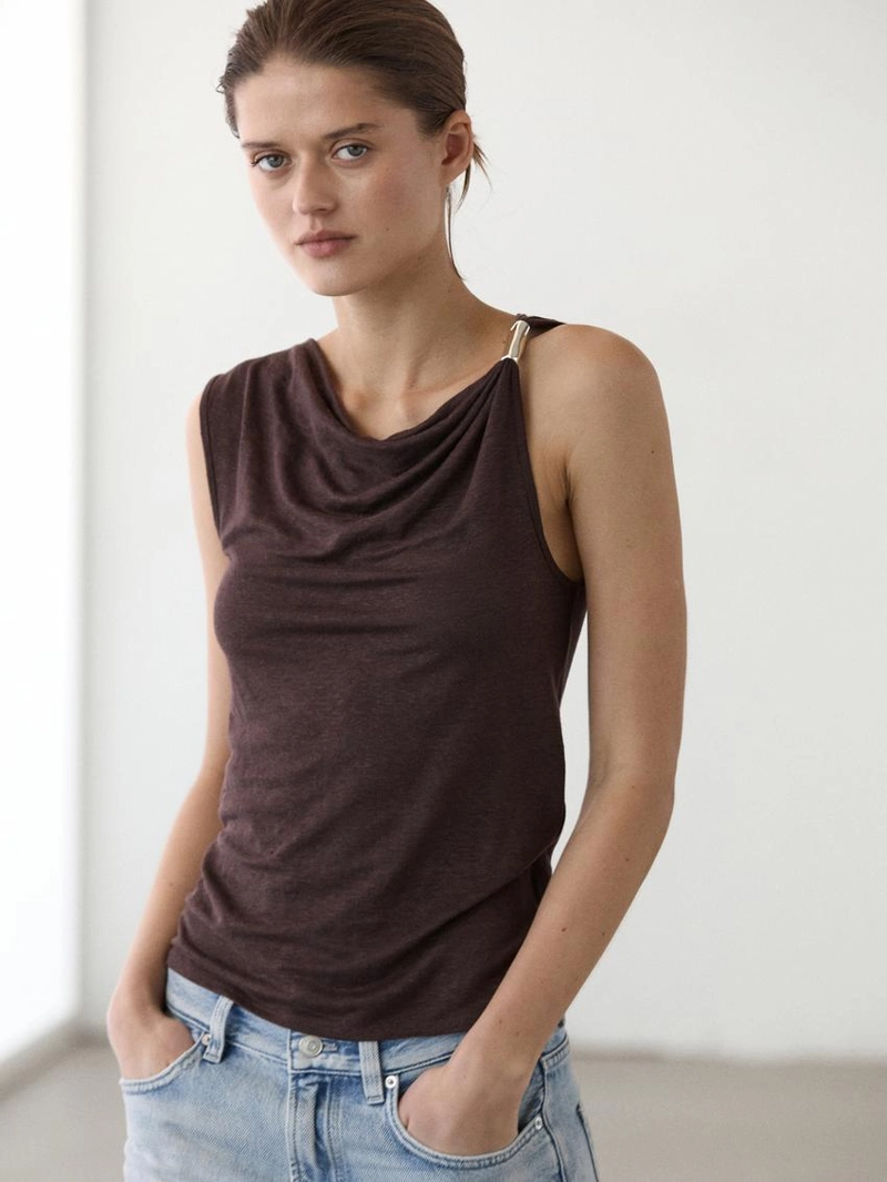 Топ с капюшоном и деталями из страз