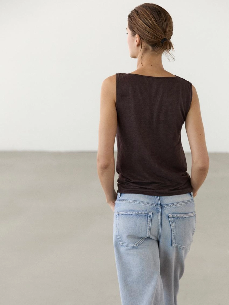 Топ с капюшоном и деталями из страз