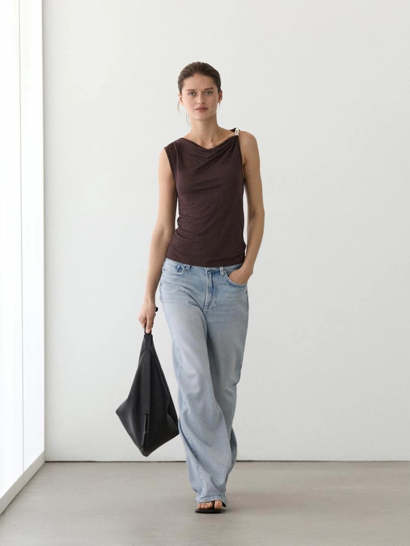 Топ с капюшоном и деталями из страз