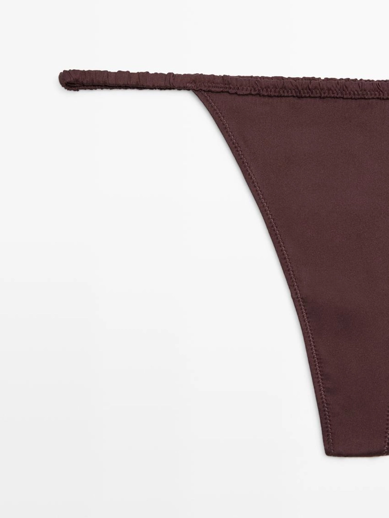 Шелковая стринги с кружевными деталями