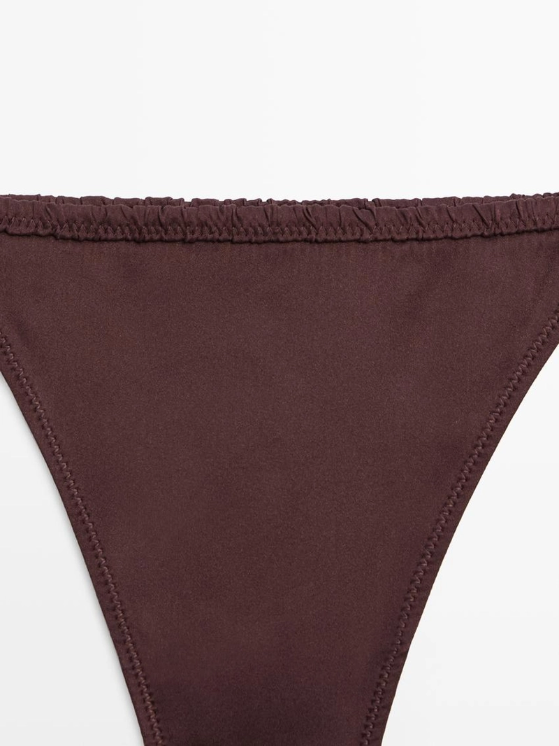 Шелковая стринги с кружевными деталями