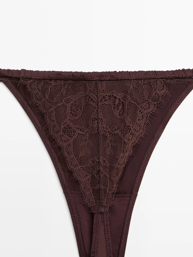 Шелковая стринги с кружевными деталями