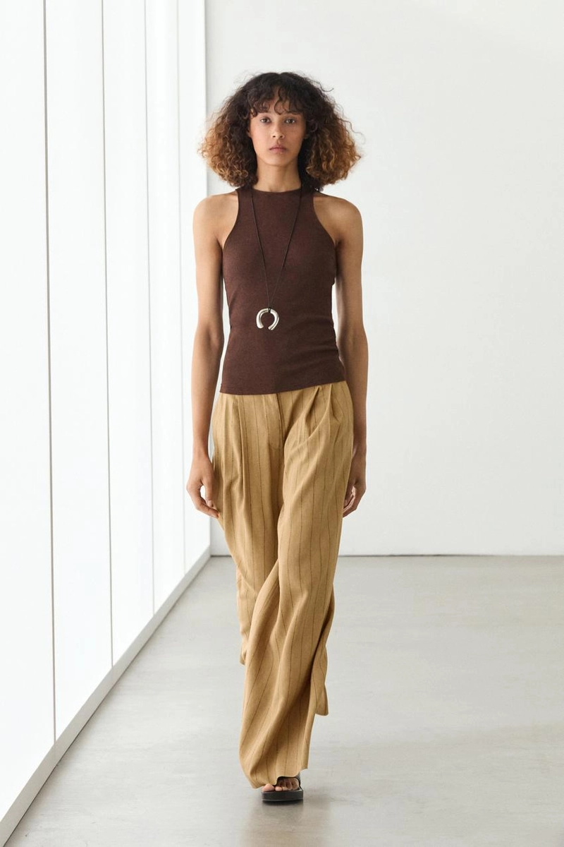 Широкие брюки с вытачками