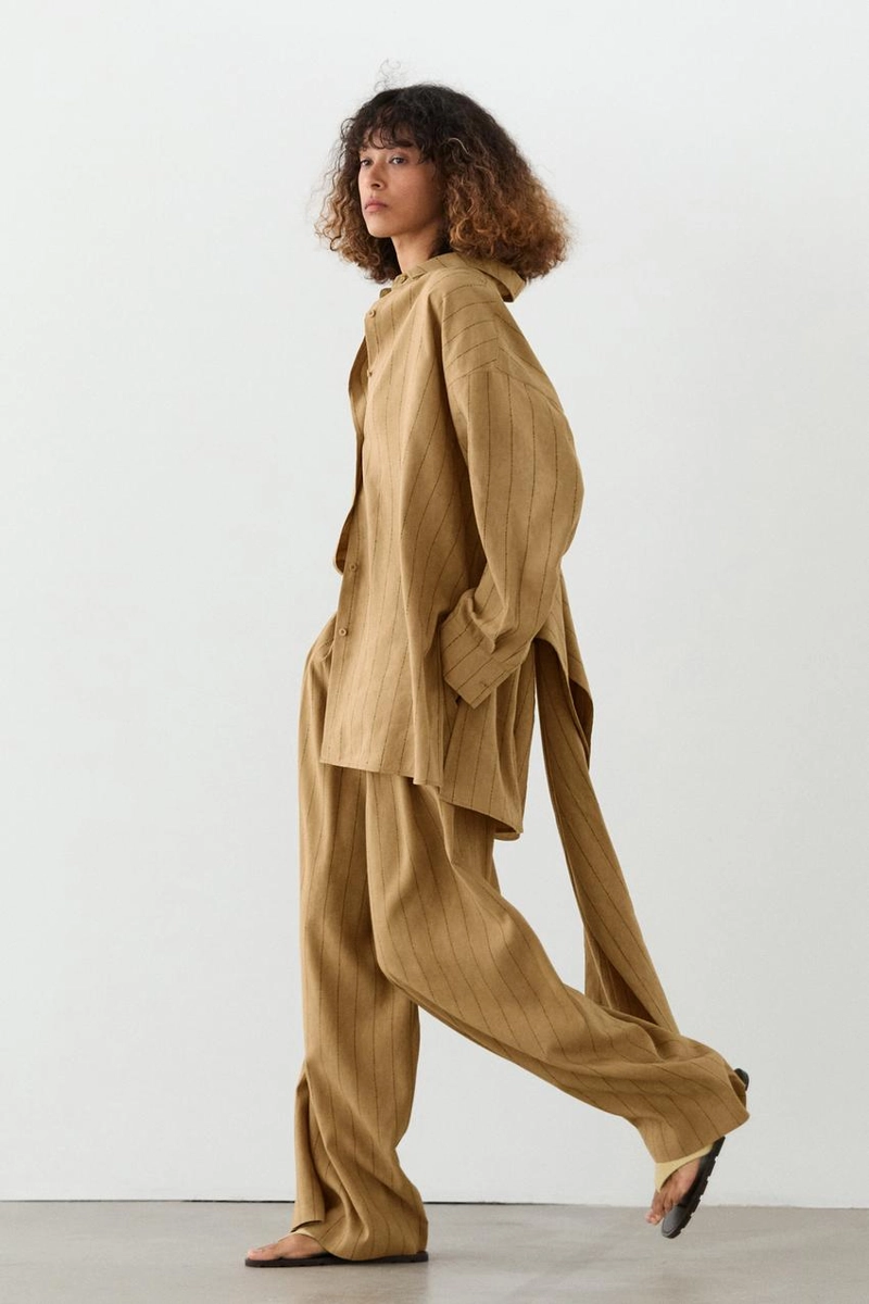 Широкие брюки с вытачками