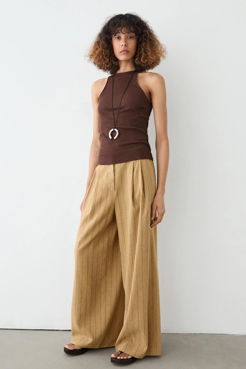 Широкие брюки с вытачками