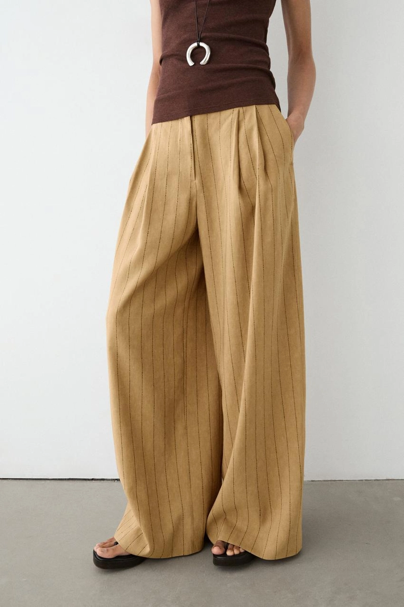 Широкие брюки с вытачками