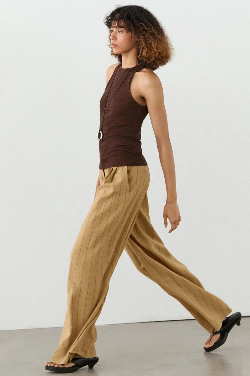 Широкие брюки с вытачками