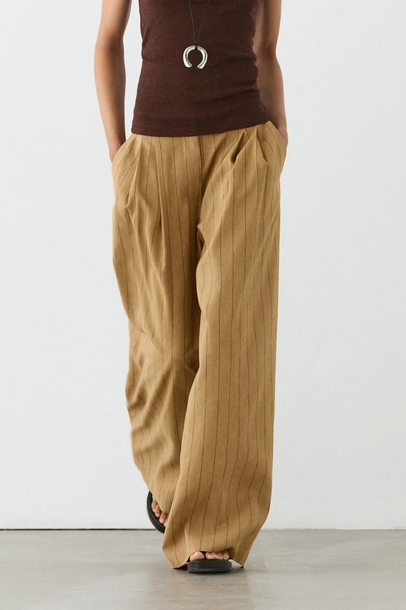 Широкие брюки с вытачками