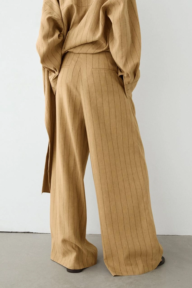 Широкие брюки с вытачками