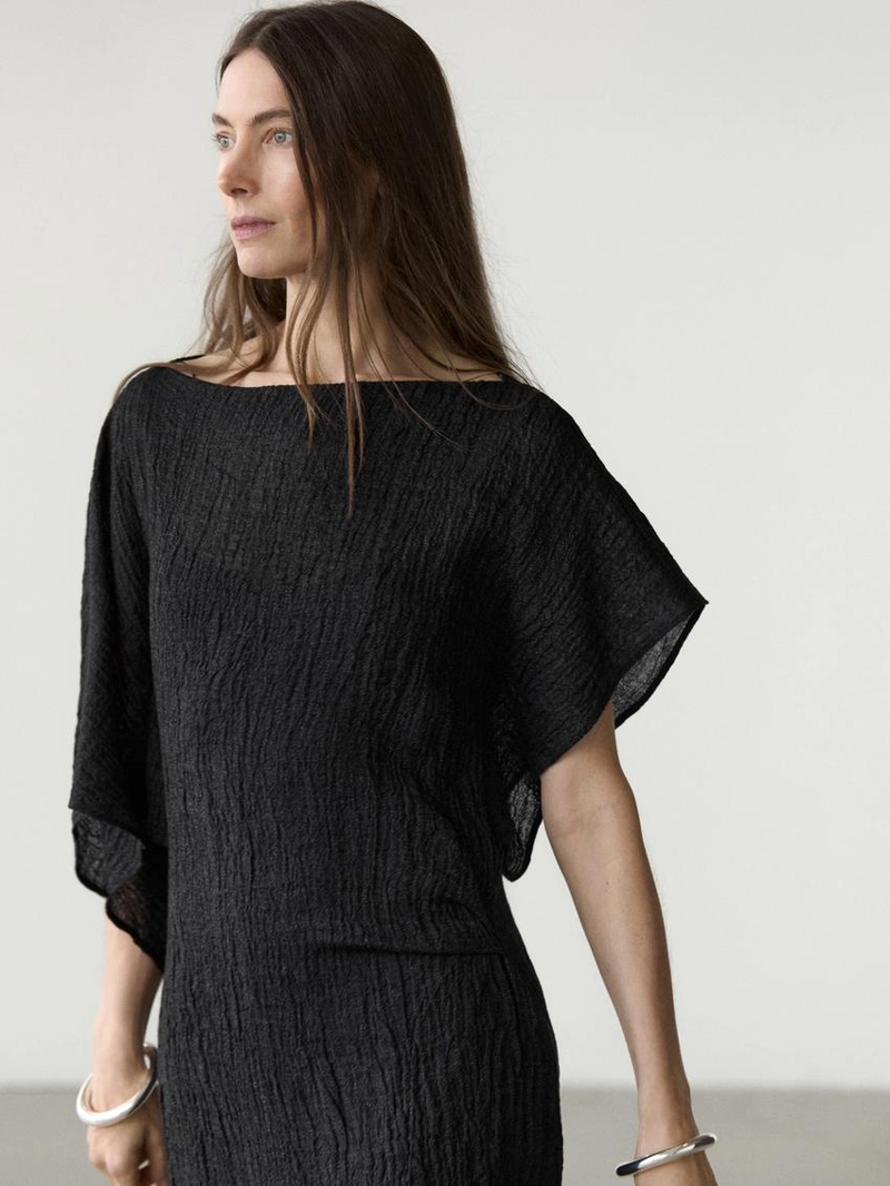 Платье из льна с асимметричным рукавом