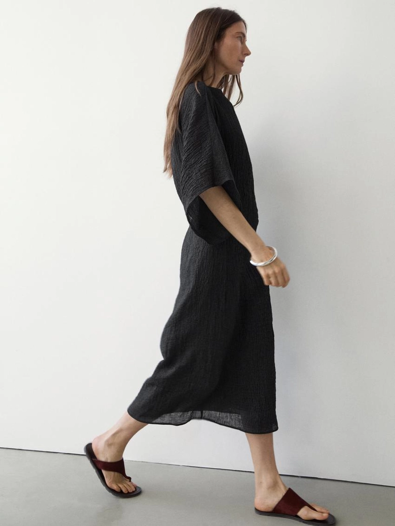 Платье из льна с асимметричным рукавом