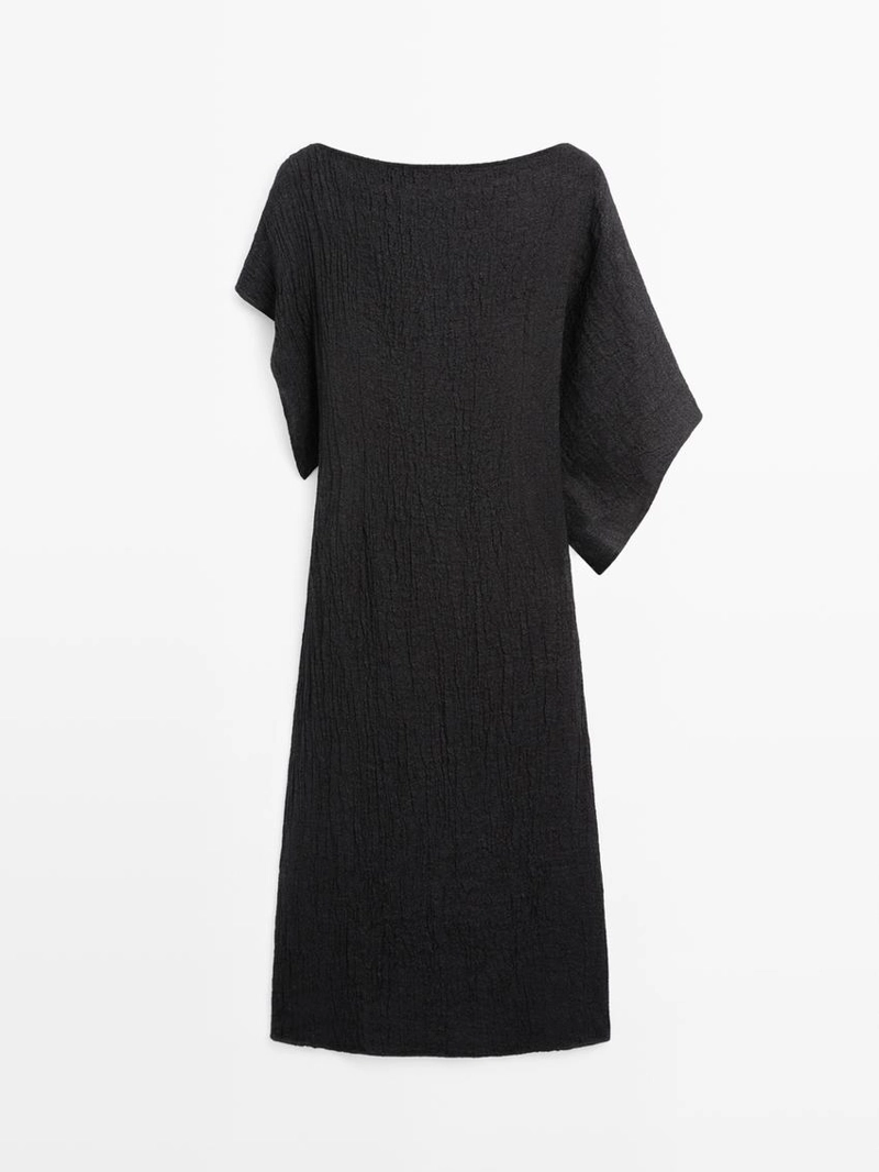 Платье из льна с асимметричным рукавом