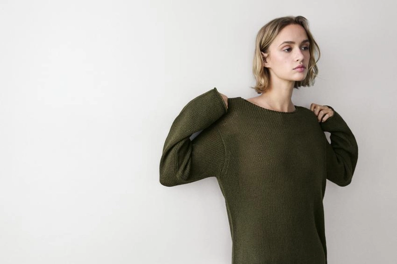 Свитер из хлопкового смесового материала с вырезами