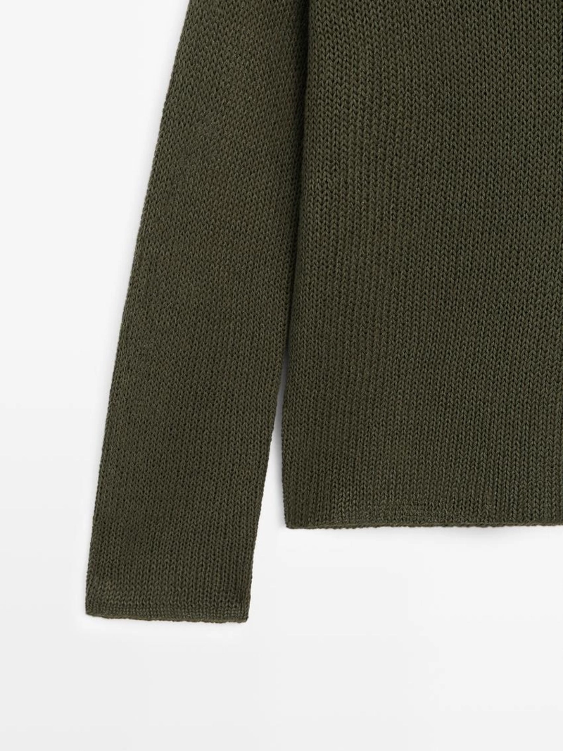 Свитер из хлопкового смесового материала с вырезами