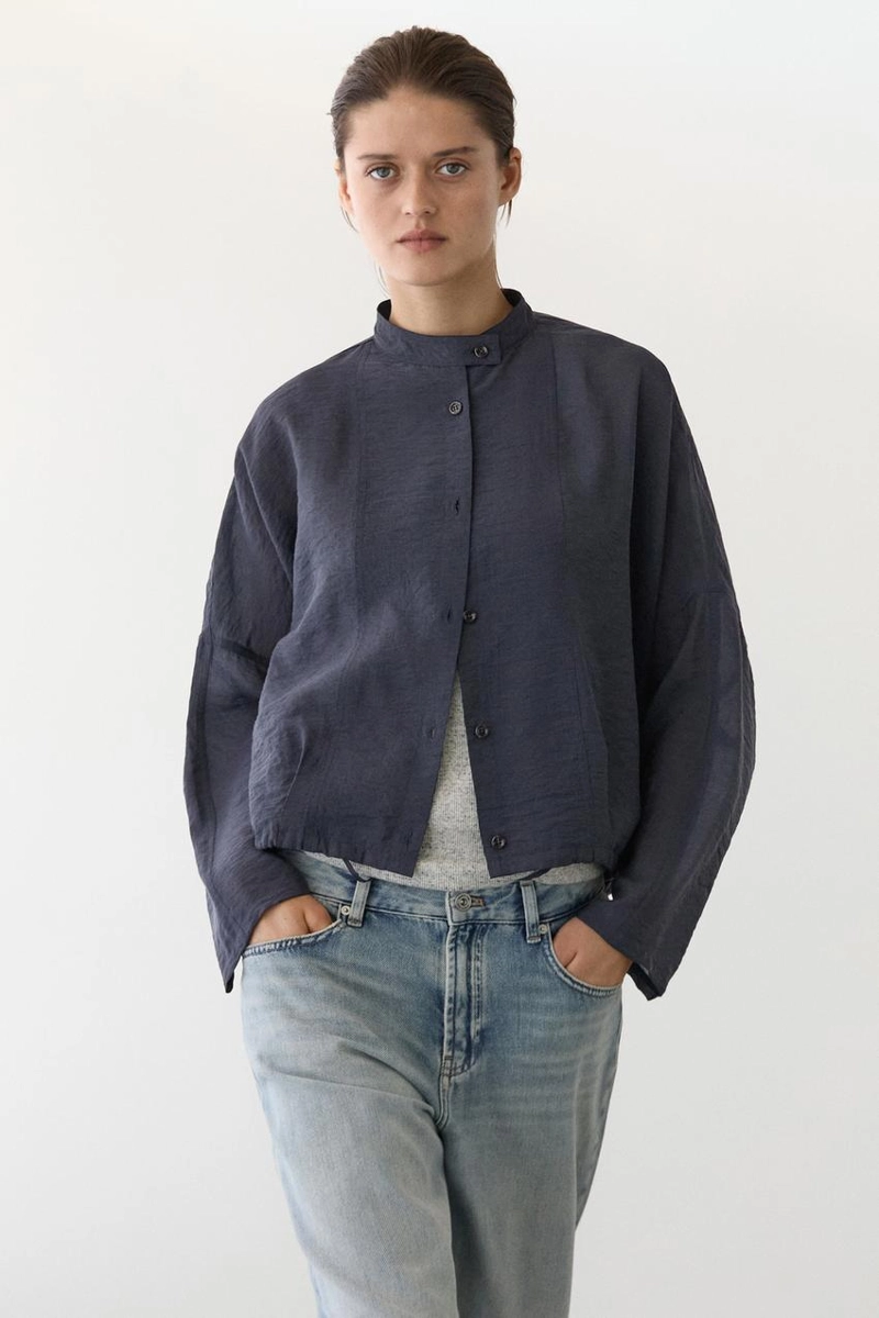 Куртка-бомбер с отложным воротником и деталями на пуговицах