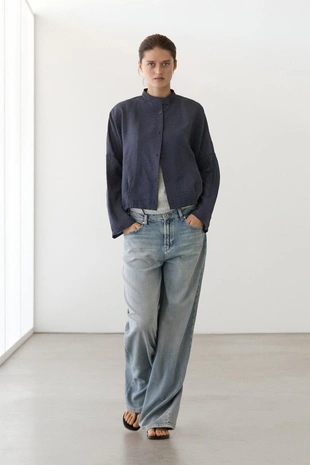 Куртка-бомбер с отложным воротником и деталями на пуговицах- Заказать в России