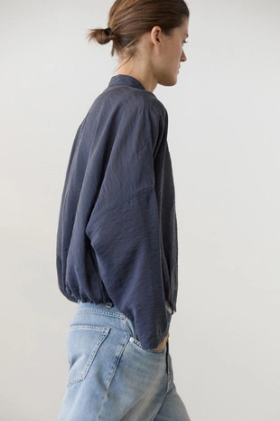 Куртка-бомбер с отложным воротником и деталями на пуговицах- Заказать в России