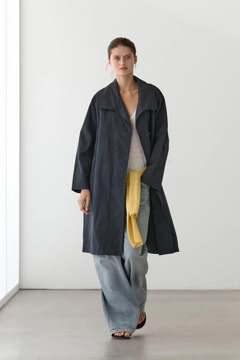 Плащ с высоким воротником из технической ткани