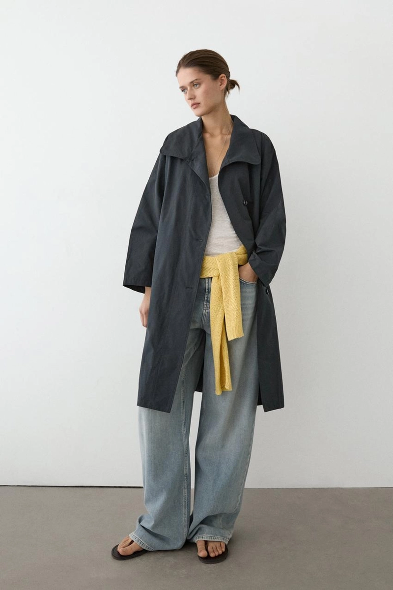 Плащ с высоким воротником из технической ткани