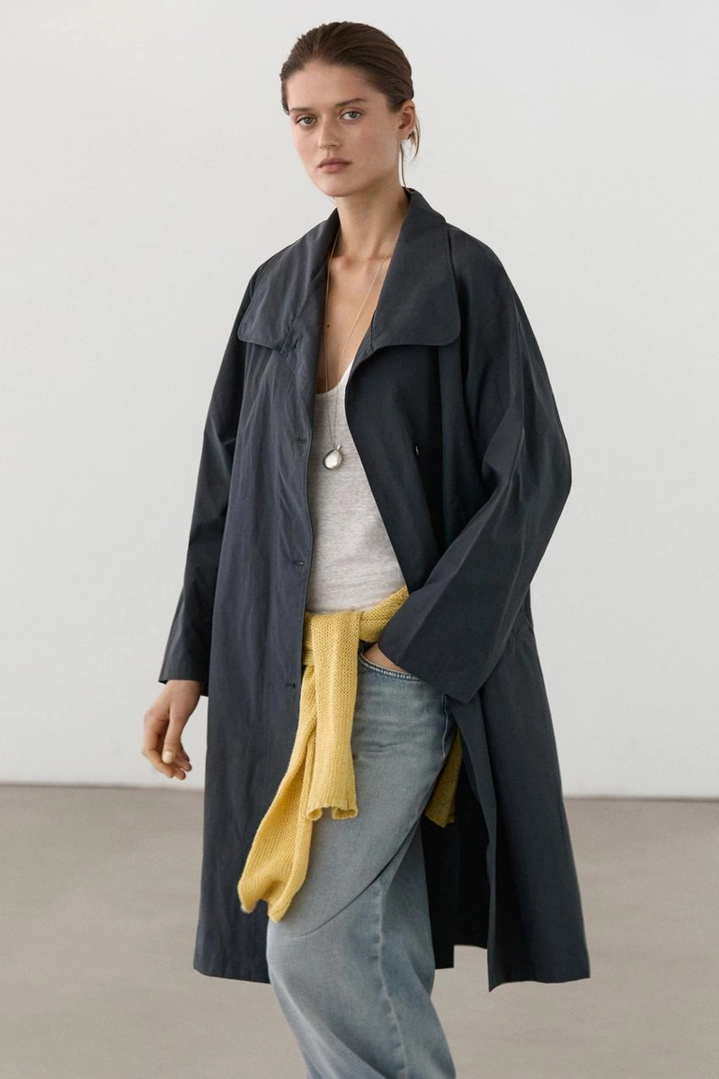 Плащ с высоким воротником из технической ткани