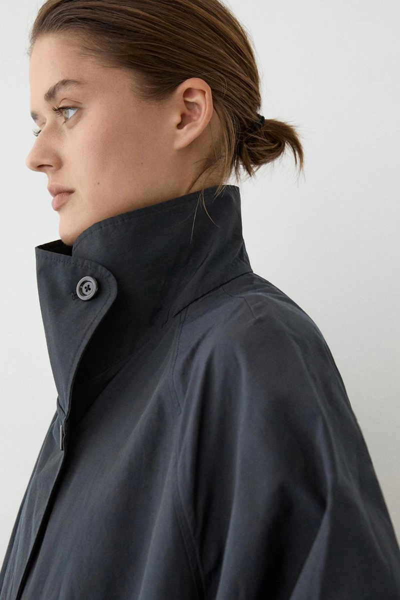 Плащ с высоким воротником из технической ткани