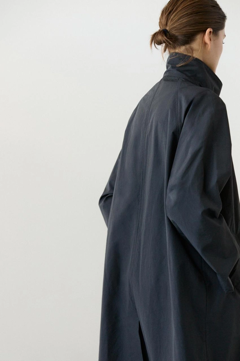 Плащ с высоким воротником из технической ткани