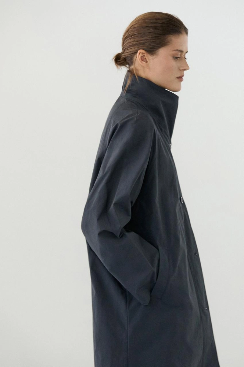 Плащ с высоким воротником из технической ткани