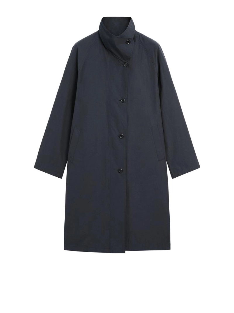 Плащ с высоким воротником из технической ткани