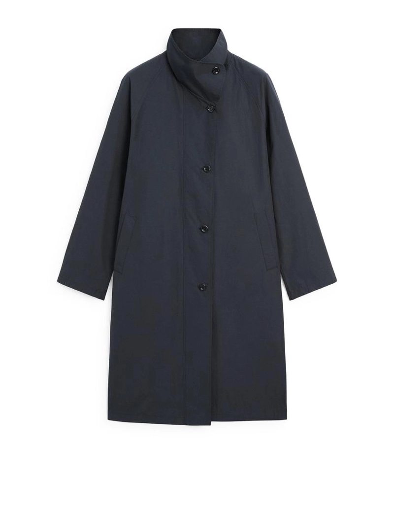 Плащ с высоким воротником из технической ткани
