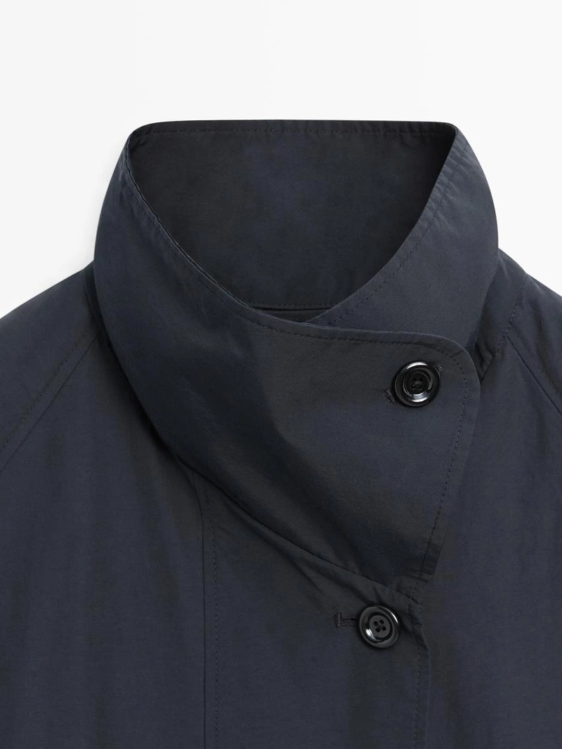 Плащ с высоким воротником из технической ткани