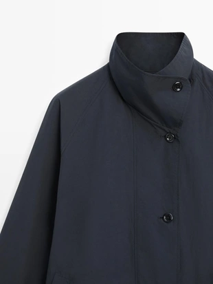 Плащ с высоким воротником из технической ткани- Заказать в России