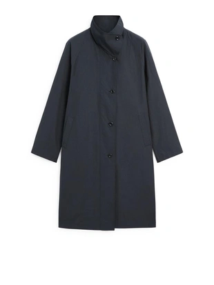 Плащ с высоким воротником из технической ткани- Заказать в России