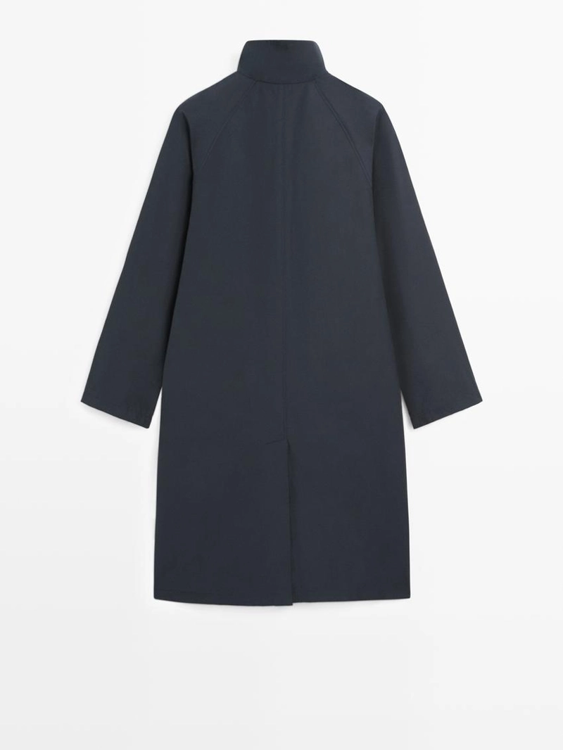 Плащ с высоким воротником из технической ткани