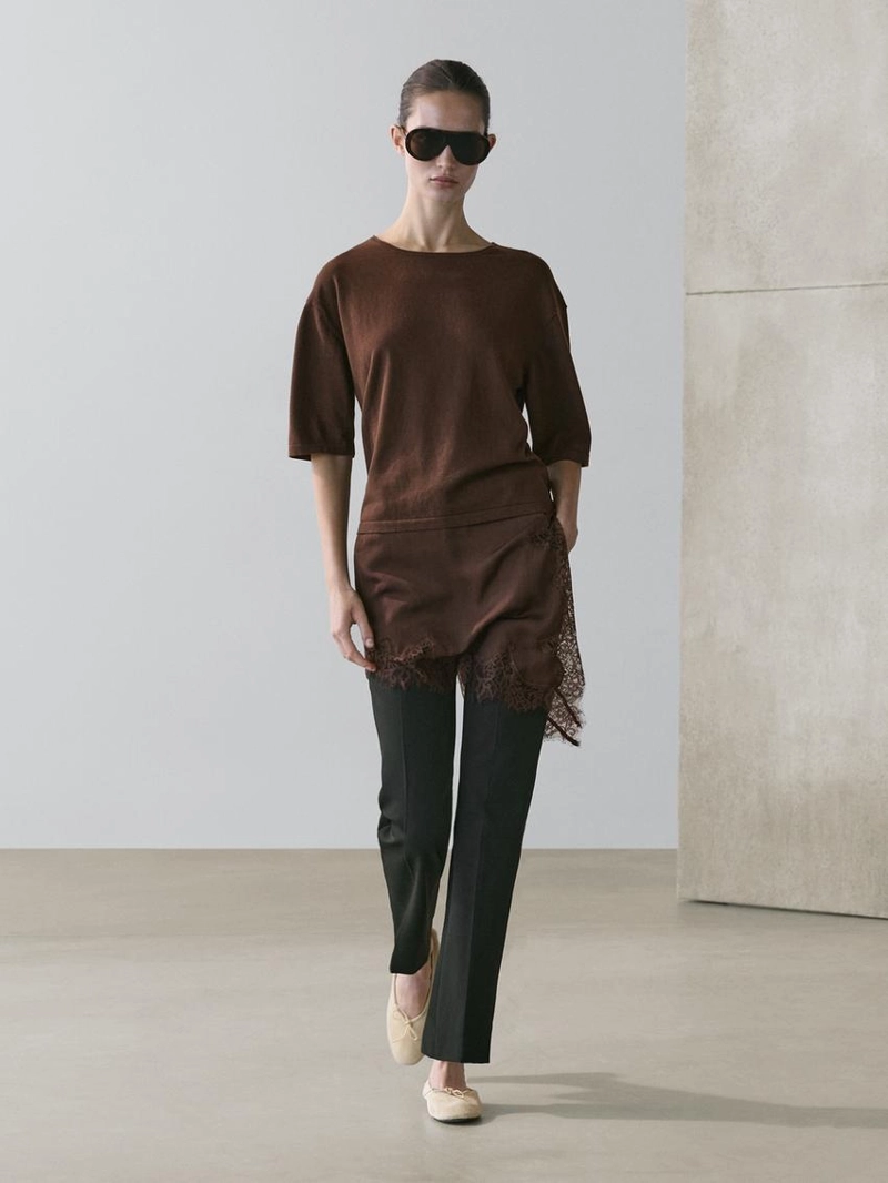 Свитер с контрастными кружевными деталями