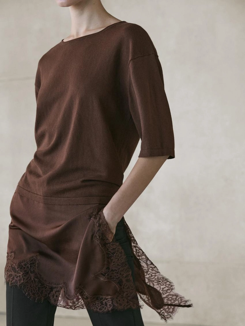 Свитер с контрастными кружевными деталями