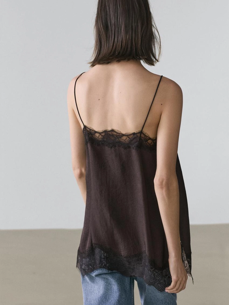Топ-камисоль с контрастными кружевными деталями