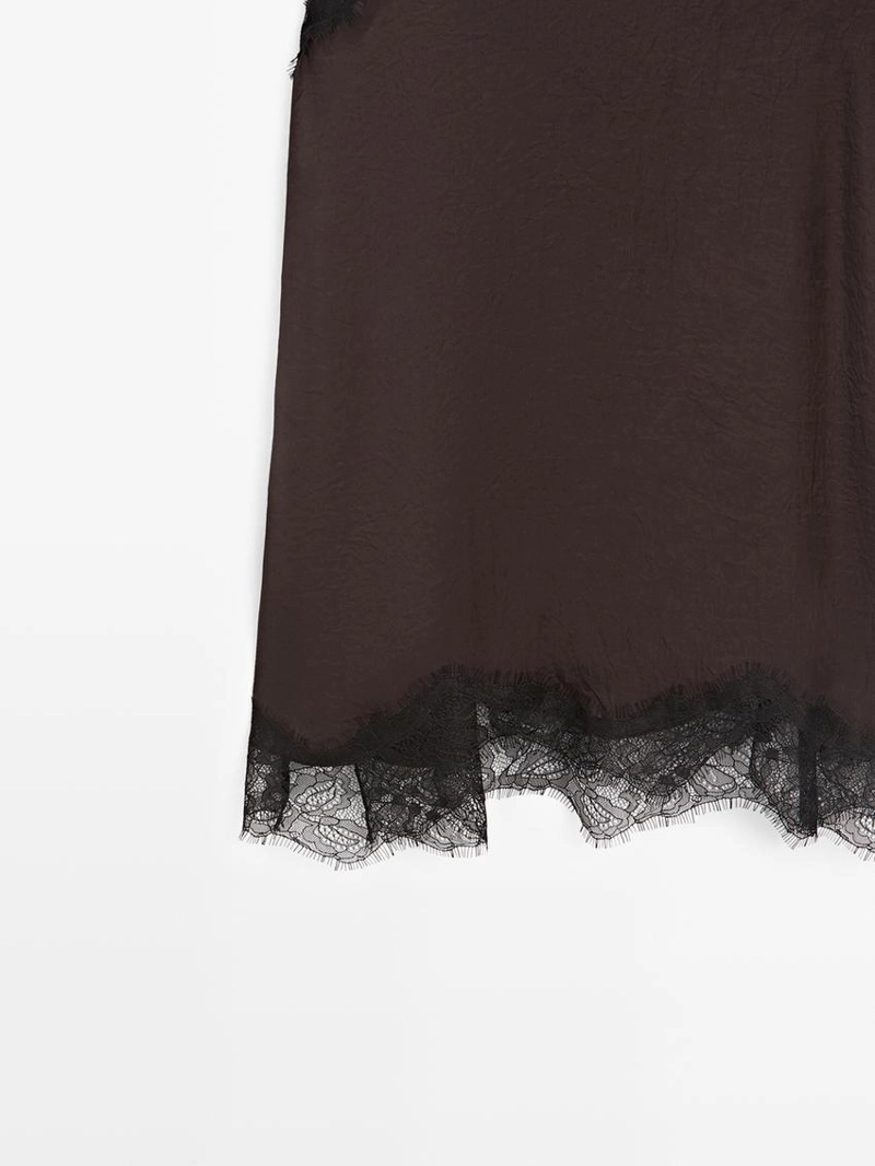 Топ-камисоль с контрастными кружевными деталями