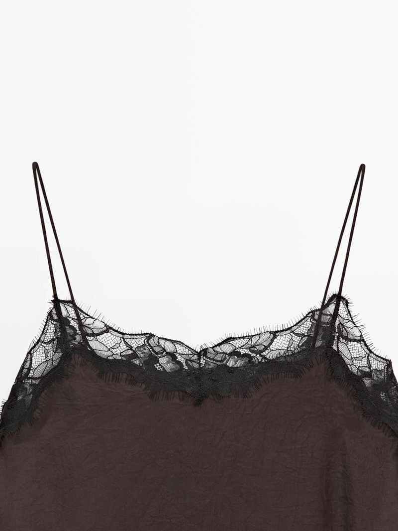 Топ-камисоль с контрастными кружевными деталями