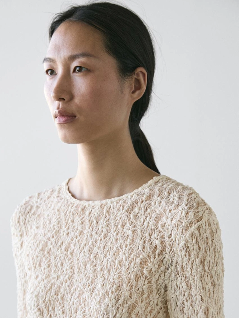 Вязаная кофта с длинными рукавами и кружевом