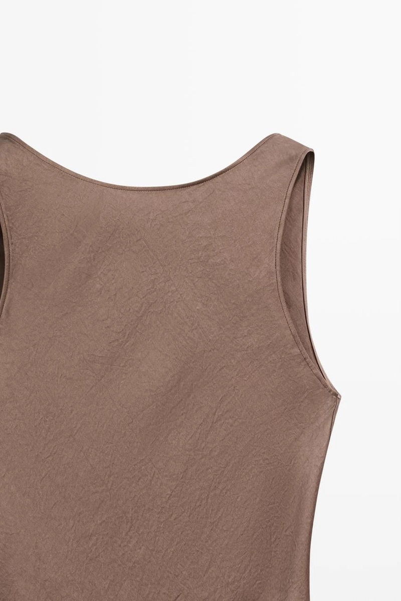 Длинное платье из шелка с лёгкими складками