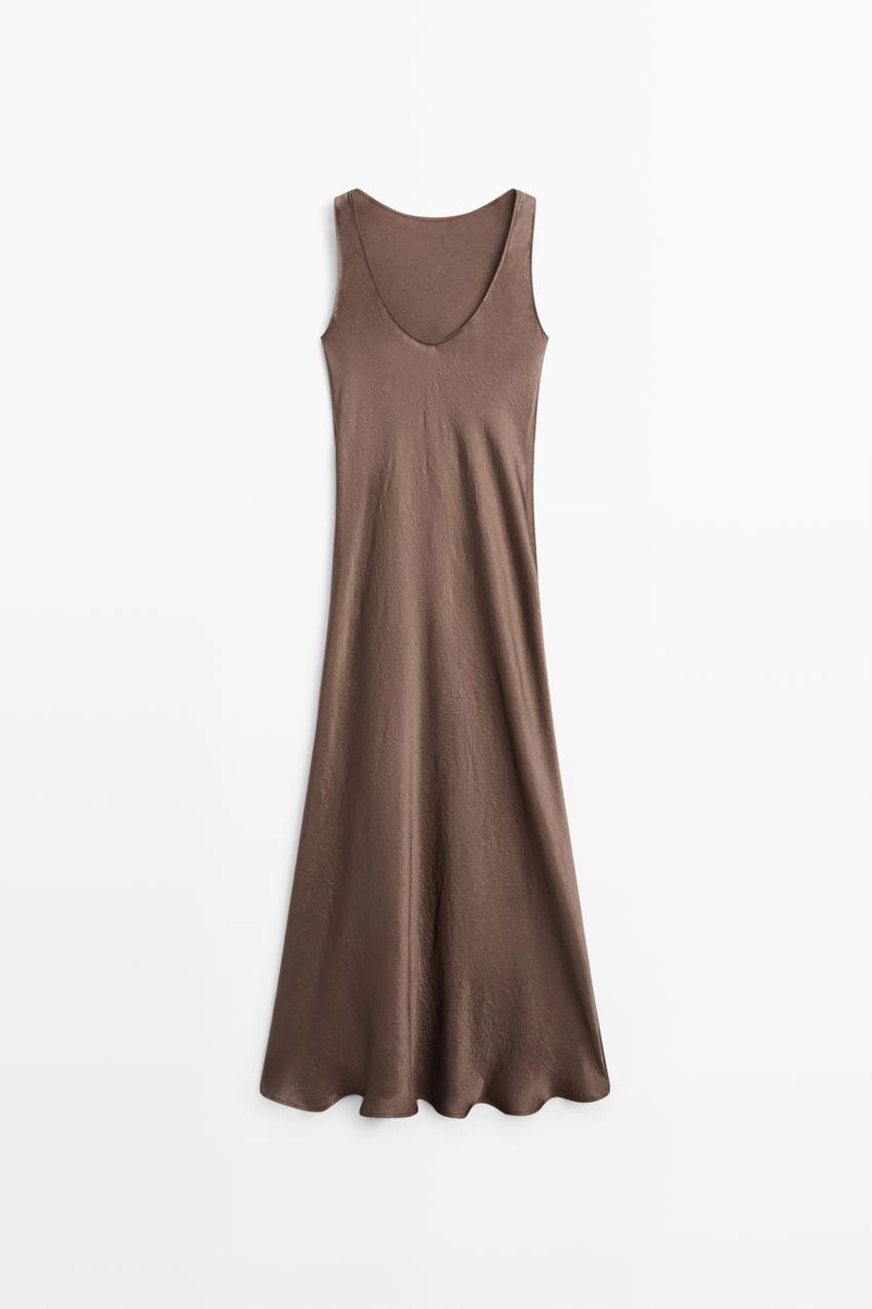 Длинное платье из шелка с лёгкими складками